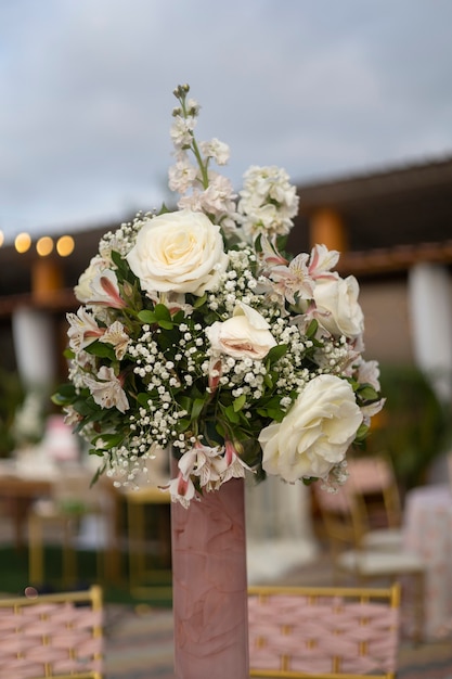 fotografia de buquê de flores capturada em uma celebração de batismo capturando o melhor ângulo de visão