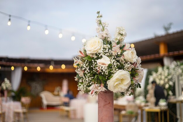 fotografia de buquê de flores capturada em uma celebração de batismo capturando o melhor ângulo de visão