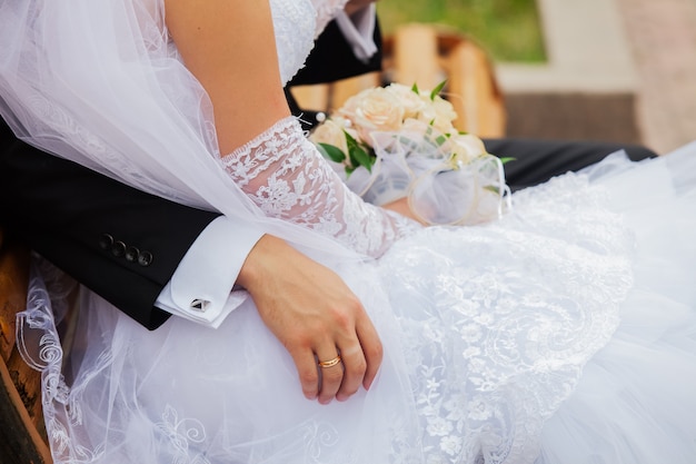 Fotografia de casamento de um jovem casal de namorados recém-casados