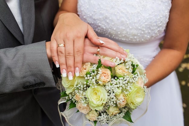 Fotografia de casamento de um jovem casal de namorados recém-casados