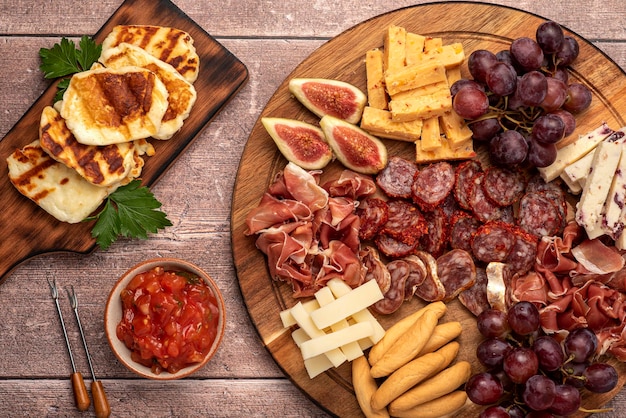 Fotografia de comida de antepasto e halloumi frito