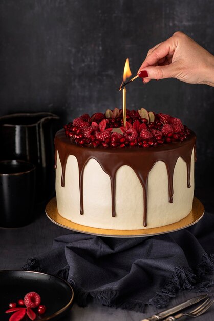 Fotografia de comida de bolo de aniversário com framboesa e romã