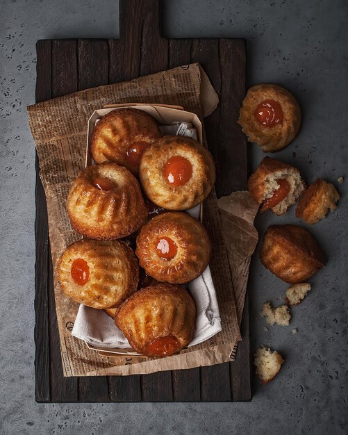 fotografia de comida de bolo de confeitaria com geléia e ingredientes em um plano de fundo texturizado cinza