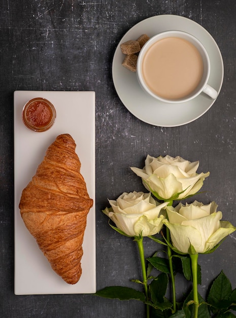 Fotografia de comida de croissant de café da manhã e cappuccino