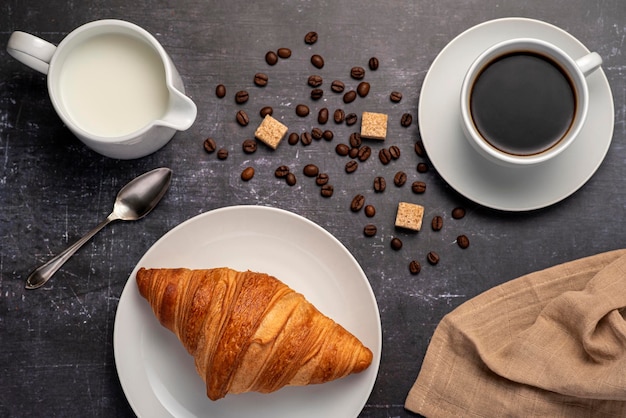 Fotografia de comida de croissant e café