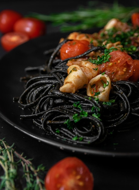 Fotografia de comida de macarrão espaguete escuro em fundo escuro