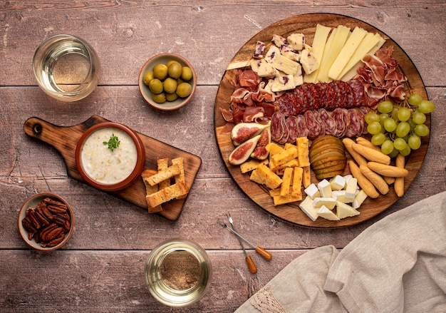 Fotografia de comida de queijo antepasto e salame