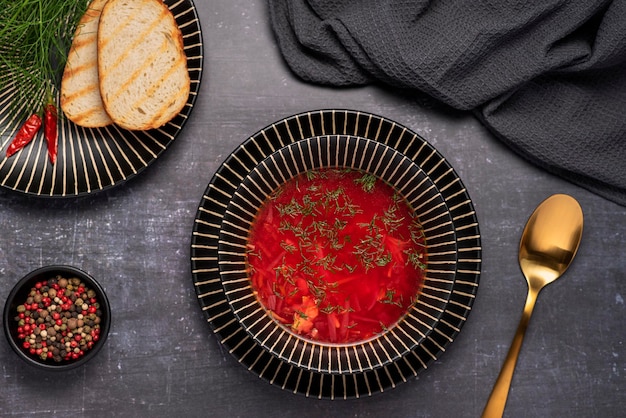 Fotografia de comida de sopa de beterraba e torradas