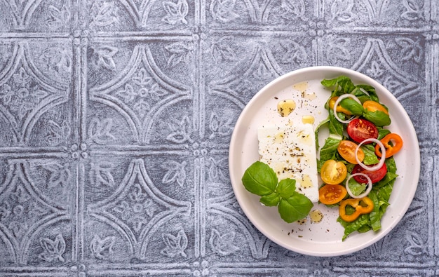 Fotografia de comida em branco de salada de queijo feta