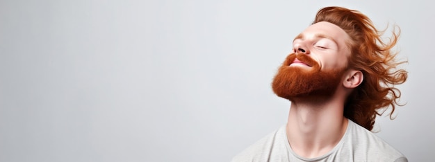 Foto fotografia de estúdio de maestria de higiene masculina de um homem ruivo musculoso com cabelo e barba ventosos