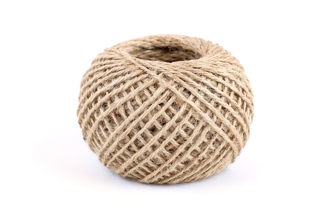 Fotografia de estúdio de uma bola de corda contra um fundo branco