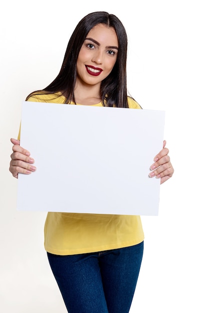 Fotografia de estúdio de uma mulher brasileira em uma elegante blusa amarela e sorridente, isolada no fundo branco. Bela modelo feminino com fundo branco.