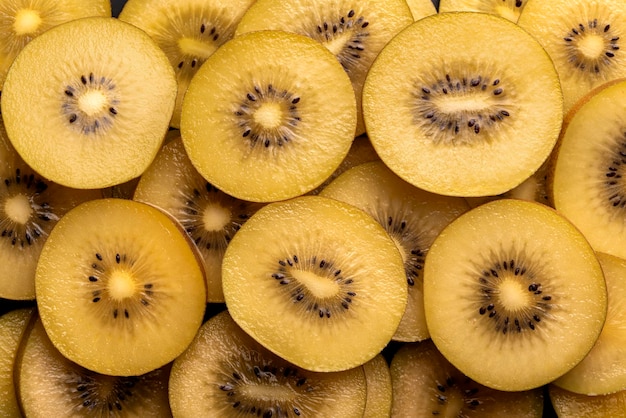 Fotografia de fundo macro de kiwi dourado cortado