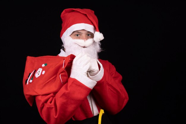 Fotografia de homem com síndrome do amanhecer vestido de papai noel