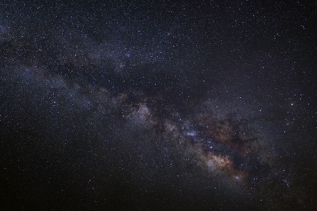 Fotografia de longa exposição da galáxia da Via Láctea com grão
