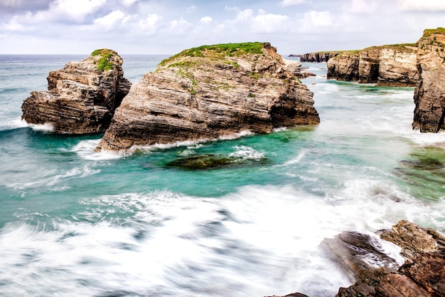 Fotografia de longa exposição do mar nas Astúrias, Espanha.