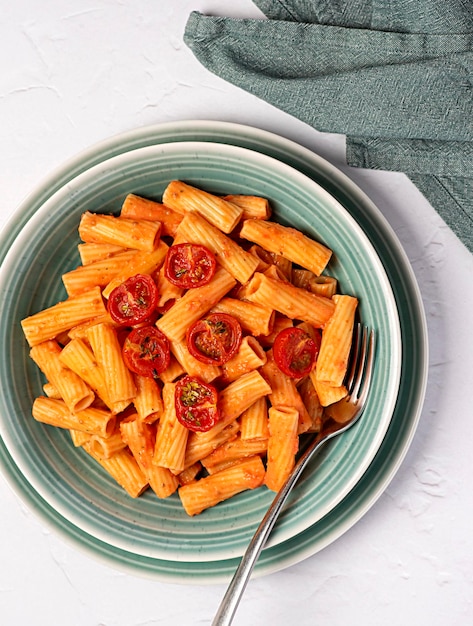 Fotografia de macarrão com tomate assado