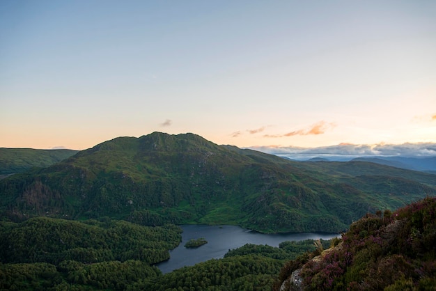 Fotografia de paisagem de montanhas e lago