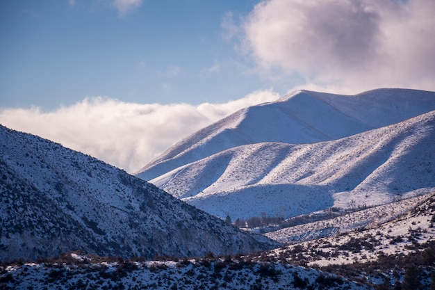 Fotografia de paisagem de montanhas Foto