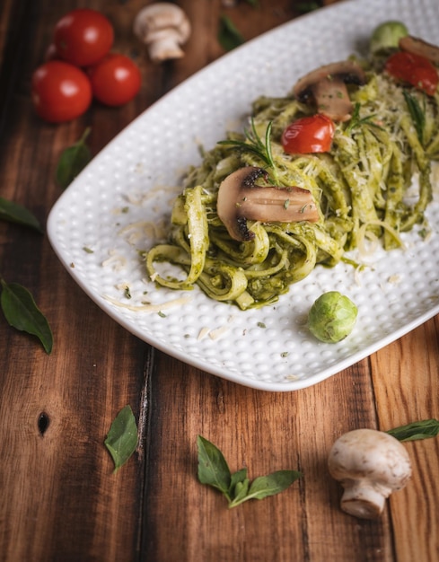 Fotografia de Pasta Italian en una Mesa de Madera con Zutaten Fresken, von Yuri Ugarte Cespedes