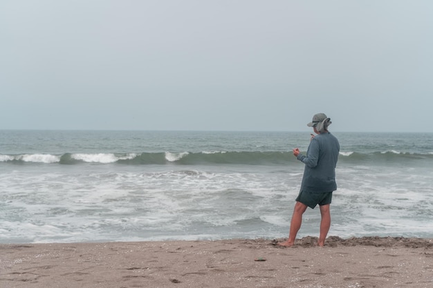 Fotografia de pescador artesanal na praia do Peru.