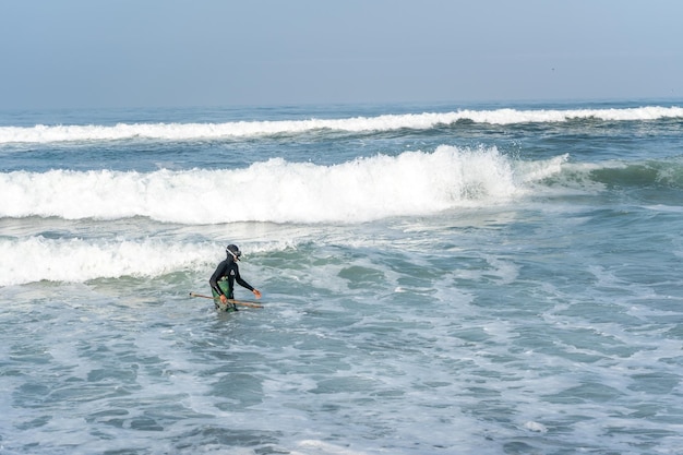 Fotografia de pescador artesanal na praia do Peru.