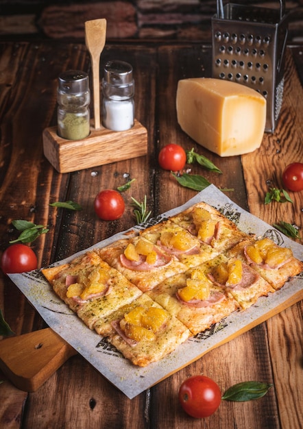 Fotografia de Pizza em uma mesa de madeira com ingredientes frescos, de Yuri Ugarte Cespedes