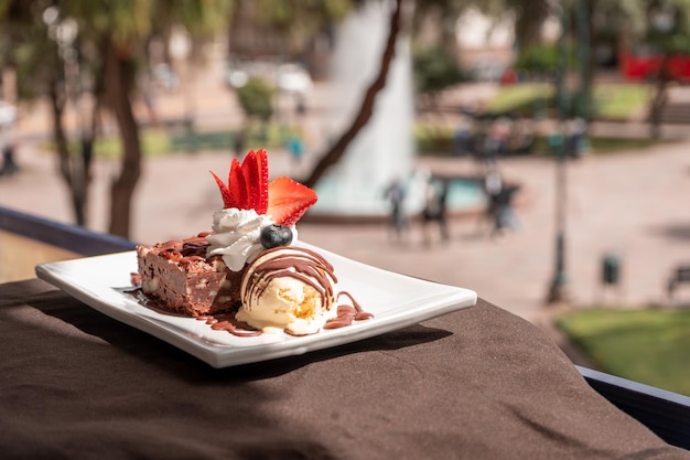 Fotografia de sobremesa de chocolate com frutas e sorvete