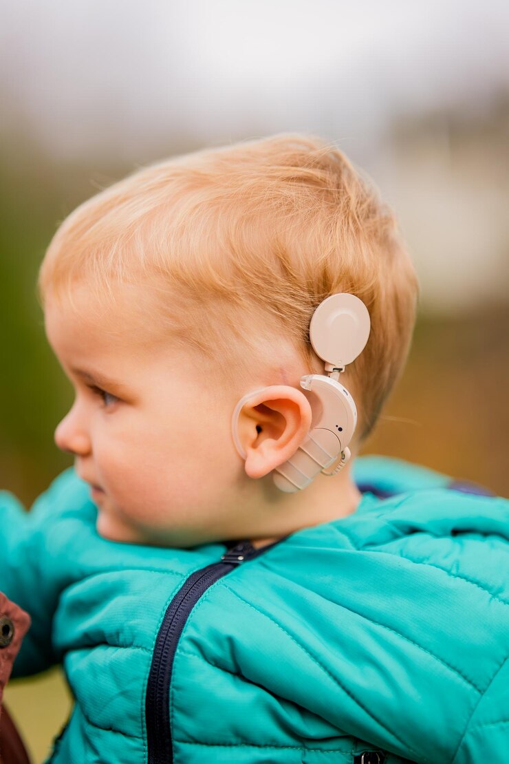 Foto fotografia de um bebê com implantes cocleares