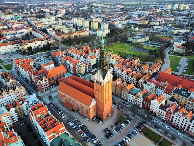 Fotografia de um drone de uma cidade antiga em elblag