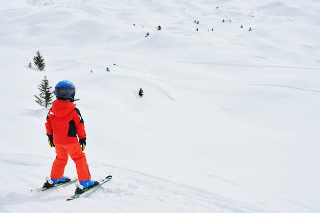 Foto fotografia de um menino feliz nos céus madonna di campiglio