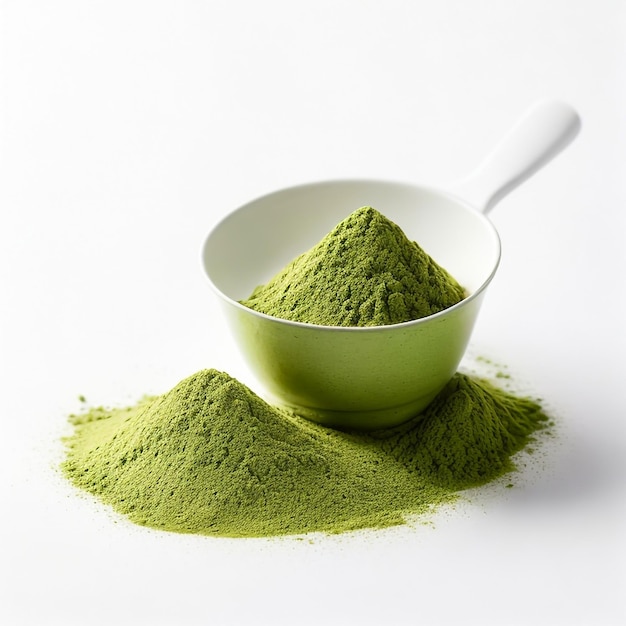 Fotografia de um pó de matcha verde de alta qualidade sobre um fundo branco