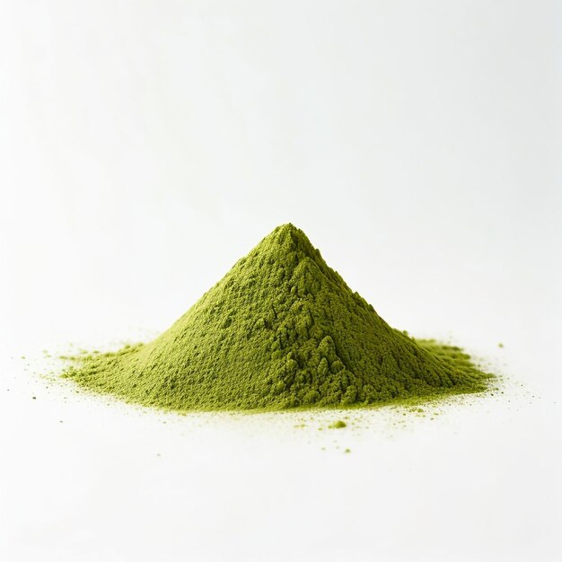 Fotografia de um pó de matcha verde de alta qualidade sobre um fundo branco