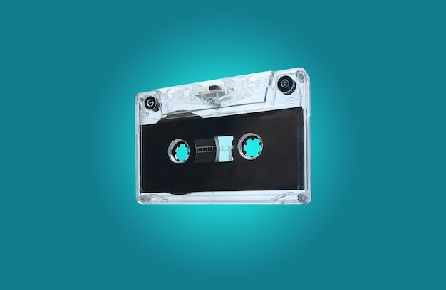 Fotografia de uma velha fita cassete de áudio vintage em um fundo gradiente, azul, brilhante e colorido