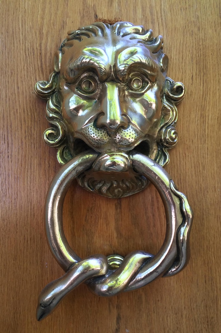 Foto fotografia detalhada da maçaneta da porta em porta de madeira