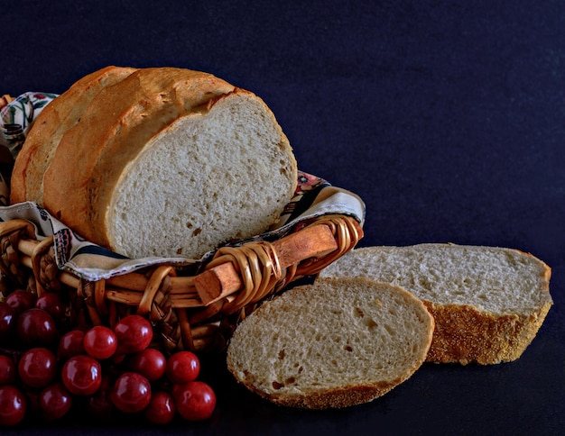 Fotografia detalhada de pão sobre fundo preto