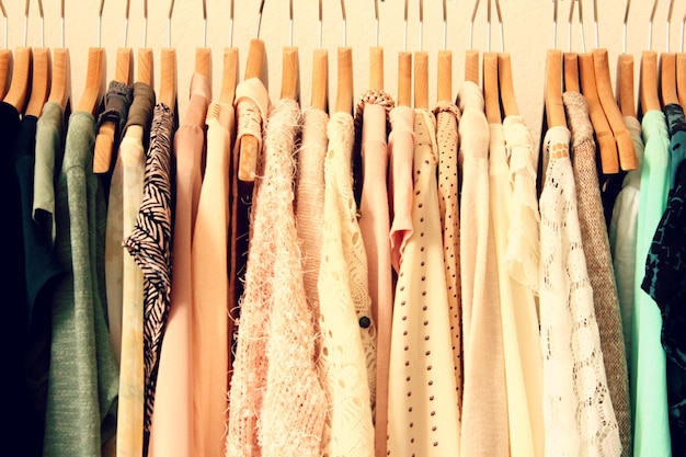 Fotografia detalhada de roupas em ganchos