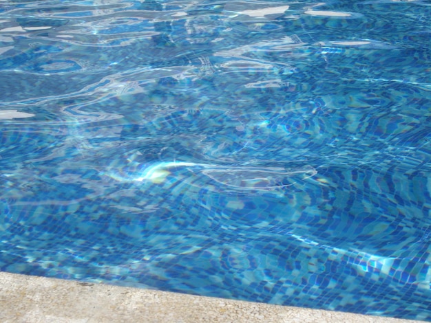 Fotografía detallada del agua ondulada azul