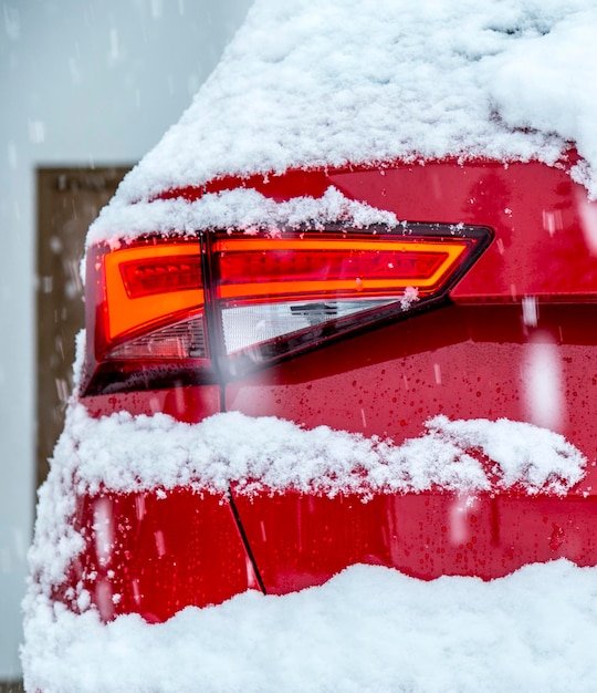 Fotografía detallada del faro cubierto de nieve
