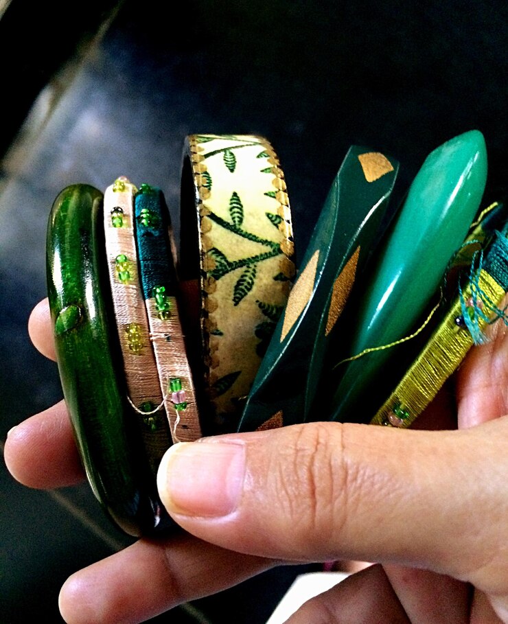 Foto fotografía detallada de la mano sosteniendo pulseras