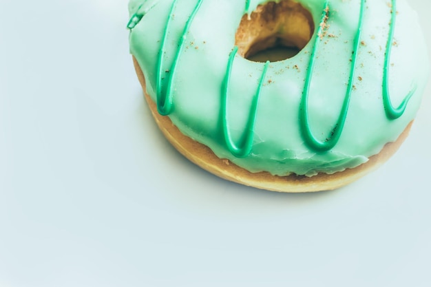 Fotografía detallada de una rosquilla cortada