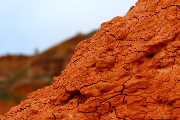 Foto fotografía detallada de la superficie rocosa contra un cielo despejado