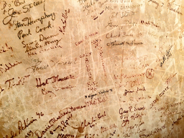 Fotografía detallada del texto en la pared