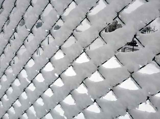 Foto fotografía detallada de la valla cubierta de nieve