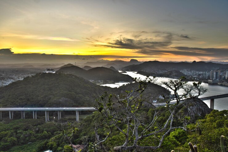 Foto fotografia do convento da penha ao entardecer mostrando também as cidades de vila velha vitória e a terceira ponte