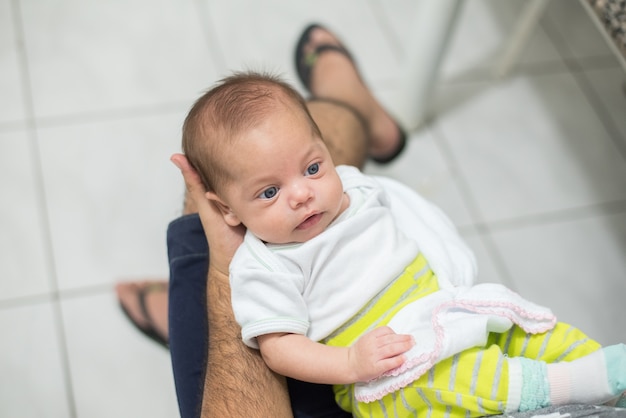 Foto fotografia do pai e o bebê dele