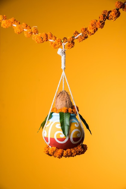 Fotografia do tradicional dahi handi ou Matka (pote de barro) amarrado no alto do festival de gokulashtami, que é o dia de nascimento do Senhor Shri Krishna