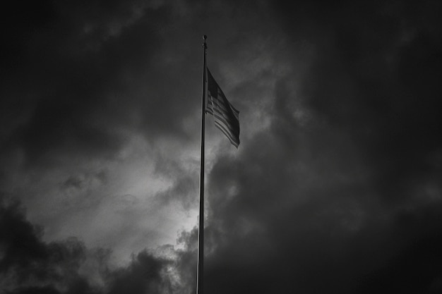 Foto fotografía dramática en blanco y negro de una bandera en h