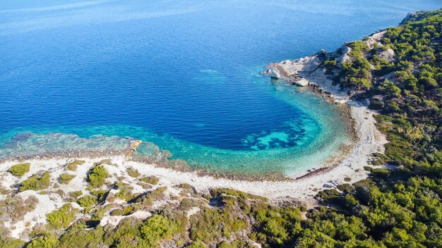 Fotografía de drones en el campo de rocas de vela en el distrito de Foca de la provincia de Izmir. Yelkenkaya - Foca