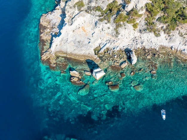 Fotografía de drones en el campo de rocas de vela en el distrito de Foca de la provincia de Izmir. Yelkenkaya - Foca